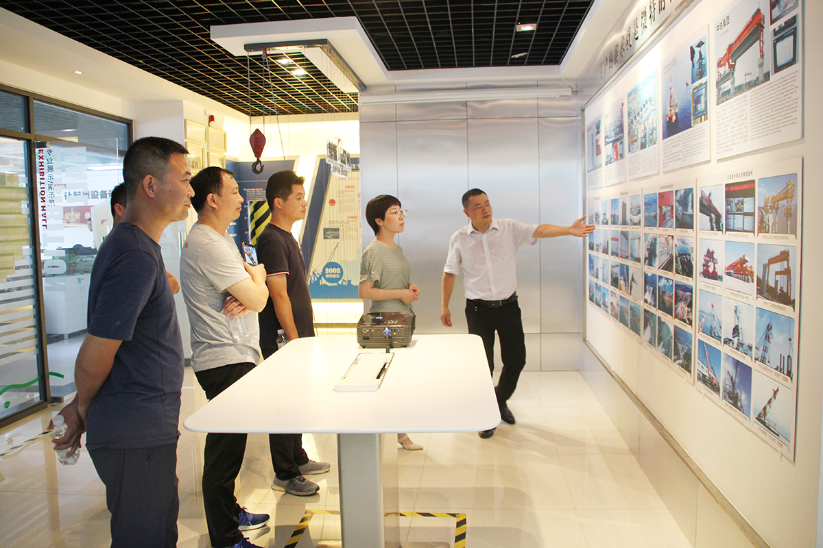 總經(jīng)理邱曉紅、副總經(jīng)理顏劍一行人蒞臨微特