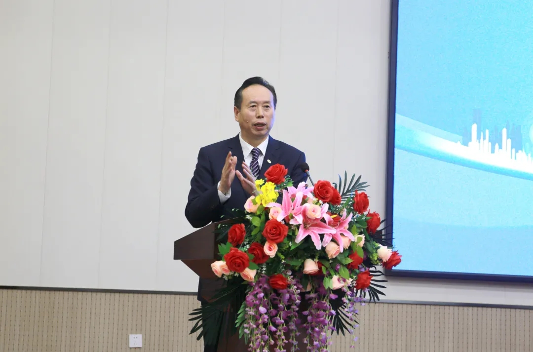 衛(wèi)華集團(tuán)黨委書記、總裁俞有飛致辭