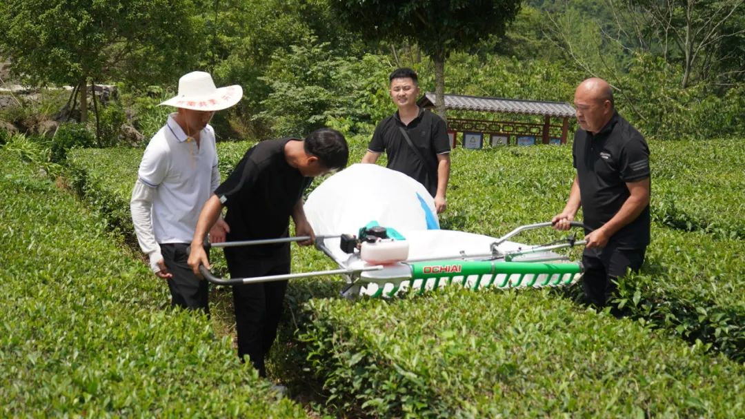 微特捐贈(zèng)農(nóng)具 助力鄉(xiāng)村振興3.jpg