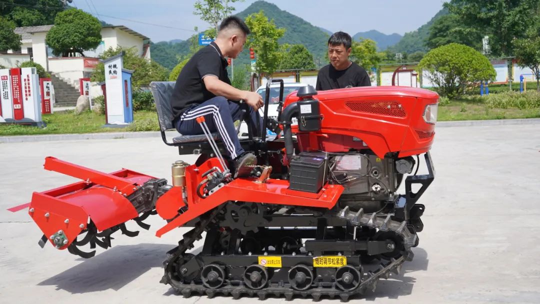 微特捐贈(zèng)農(nóng)具 助力鄉(xiāng)村振興2.jpg